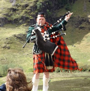 SCOTL-highlands - BAGPIPER in kilt crop